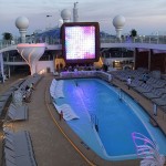 Resort Deck, espaço a céu aberto com piscina, telão e música
