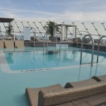 Retreat Sundeck conta com piscina e hidromassagem exclusiva