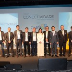 Roy Taylor, do M&E, e Gisele Lima, da Promo, com patrocinadores e apoiadores do Fórum Conectividade