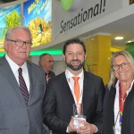 Roy Taylor e Rosa Masgrau, do M&E, com Fabricio Jeronimo, da Gol/KLM, com o troféu WTM Global Awards 2018