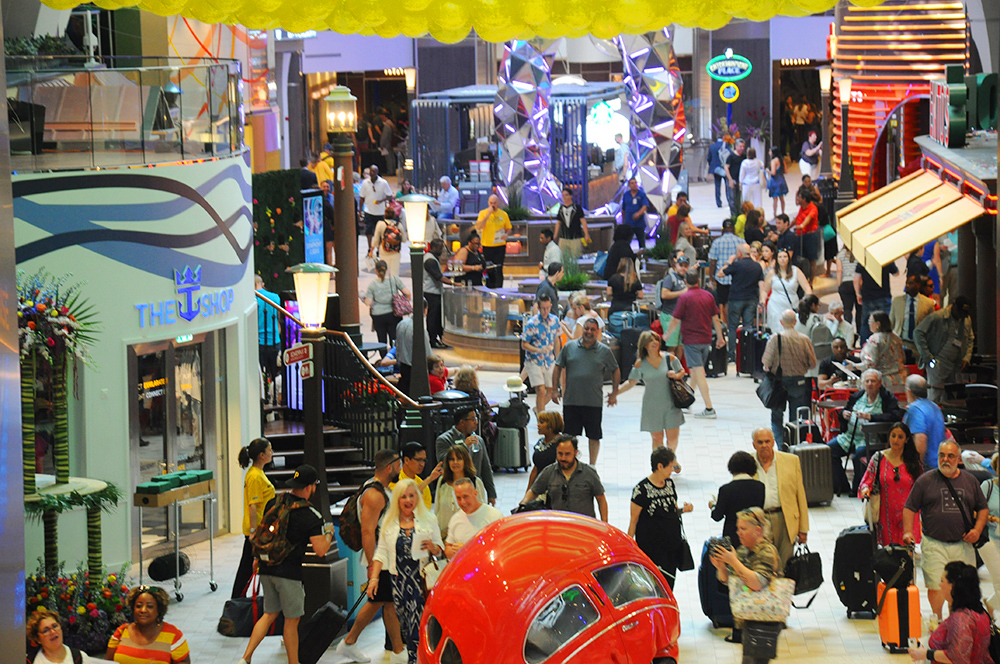 Symphony of The Seas chega a Miami para iniciar temporada inaugural; veja fotos 2 Royal Promenade, uma das principais áreas do navio
