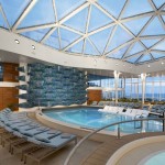 Solarium, espaço com piscina coberta no Celebrity Edge