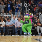 Stuff, mascote do Orlando Magic diverte a plateia nos intervalos Stuff, mascote do Orlando Magic diverte a plateia nos intervalos