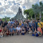 Super Fam posa no parque aquático Volcano Bay