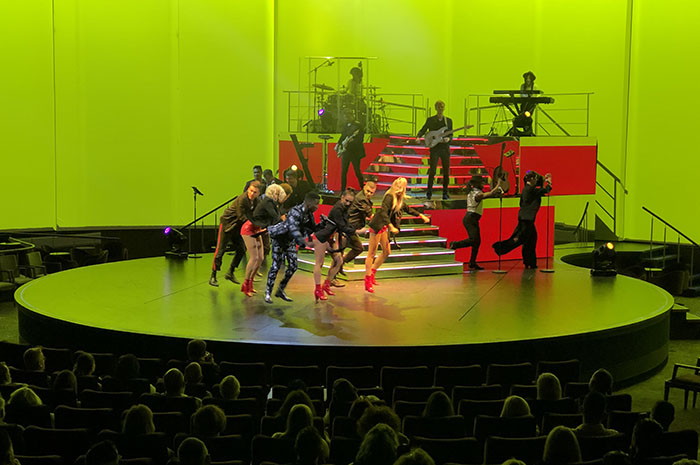Teatro do Celebrity Edge conta com performances de música e dança
