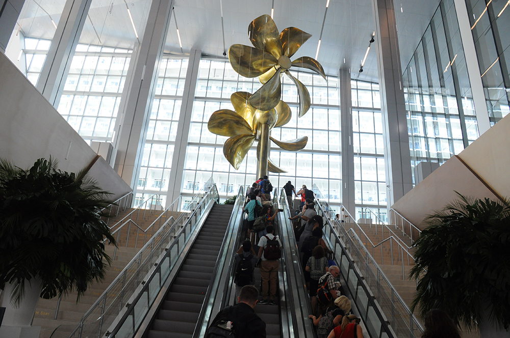 Conheça o terminal exclusivo da Royal Caribbean no Porto de Miami; fotos 1 Terminal A conta com todo conforto e com duas hélices gigantes como decoração
