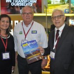 Teté Bezerra,  presidente da Embratur, Roy Taylor, CEO do M&E e Fred Arruda, embaixador do Brasil no Reino Unido, com a edição especial do M&EJPG