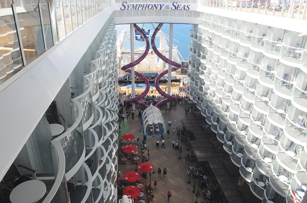 Tomada aérea do Boardwalk do Symphony of the Seas. Navio foi o primeiro a testar a nova ferramenta.