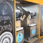 Vários pontos com máquinas de sorvete para os cruzeiristas se servirem