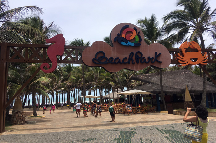 Beach Park abre cerca de 300 vagas de trabalho para alta temporada 1 Beach Park em Fortaleza, no Ceará, é um dos principais parques aquáticos brasileiros