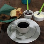 O café servido no sitio São Luis acompanha pão caseiro, bolo de cafe com chocolate, geleia artesanal e ricota fresca