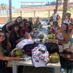 O Chega Mais Beach recepcionou os convidados com água de coco e melosca, uma caipirinha tipica cearense