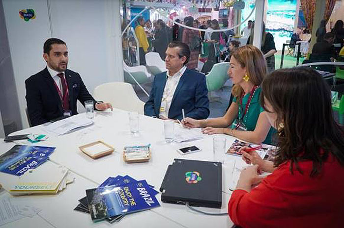 Embratur renova parceria com associação em busca de mais turistas britânicos 1 Alisson Andrade, da Embratur; Danny Callagham, executivo da LATA; Maria Badakh, da Jacobs Media Group, e Megan Greaves, da LATA, em reunião no estande da Embratur na WTM Londres 2018