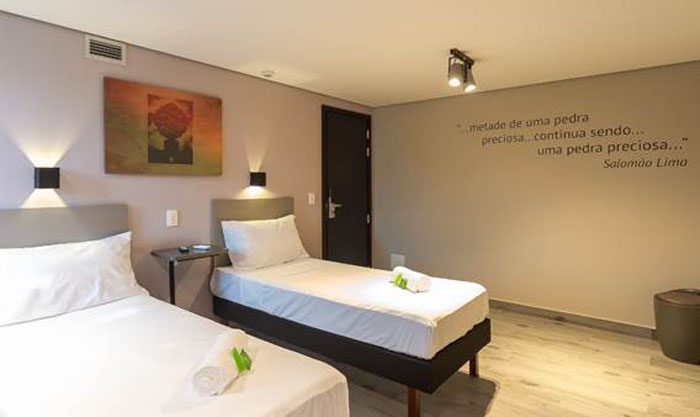 Itaúna-MG recebe nova unidade de ibis Styles 1 Itaúna, no dialeto tupi-guarani, significa “pedra escura”. Por esse motivo, o hotel investiu em um design inspirado no tema 'pedra’,