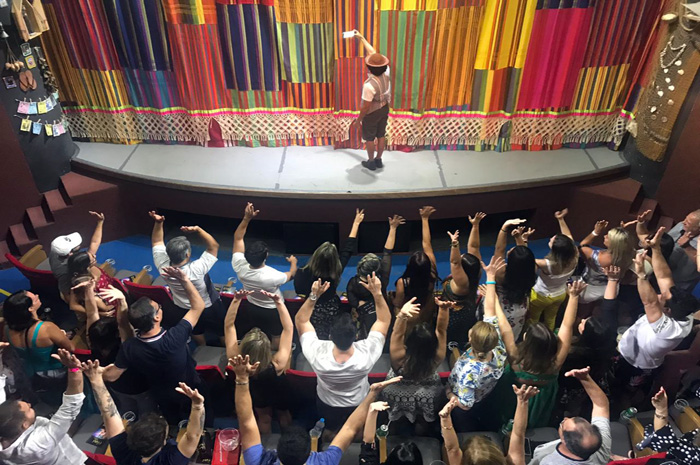 Lucas Cavalcante, ator que interpreta o protagonista da peça (Moa), faz "selfie" com a platéia no final da apresentação.