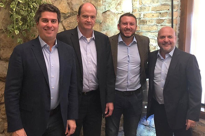 Juarez Cintra Neto, do Grupo Ancoradouro, Ralf Aasmann, diretor executivo da Air Tkt; Wagner Chaves, da Sakuratur, e Carlos Vazquez, presidente do conselho de administração da Air Tkt
