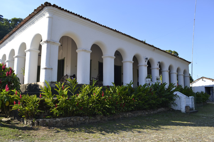 Com uma arquitetura única, o sitio foi projetado por Holandeses e suas colunas são feitas de alvenaria.