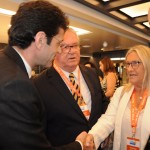 A VP do M&E, Rosa Masgrau, cumprimenta o futuro ministro do Turismo, Marcelo Álvaro