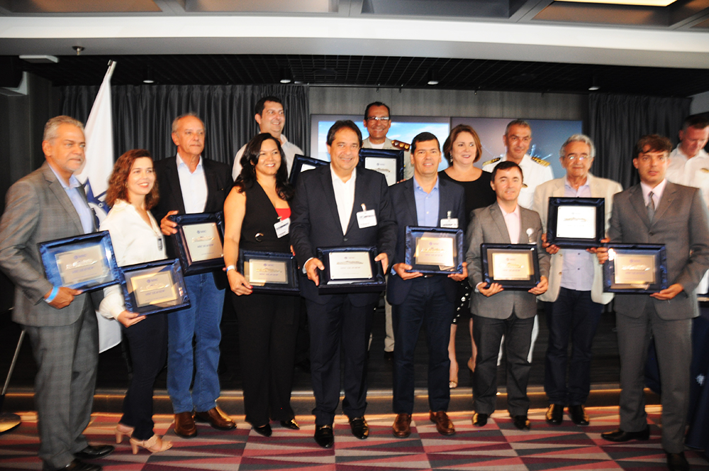 Cerimônia de troca de placas em Salvador celebra chegada do MSC Seaview ao Brasil 1 Autoridades posaram para as fotos com suas placas do MSC Seaview