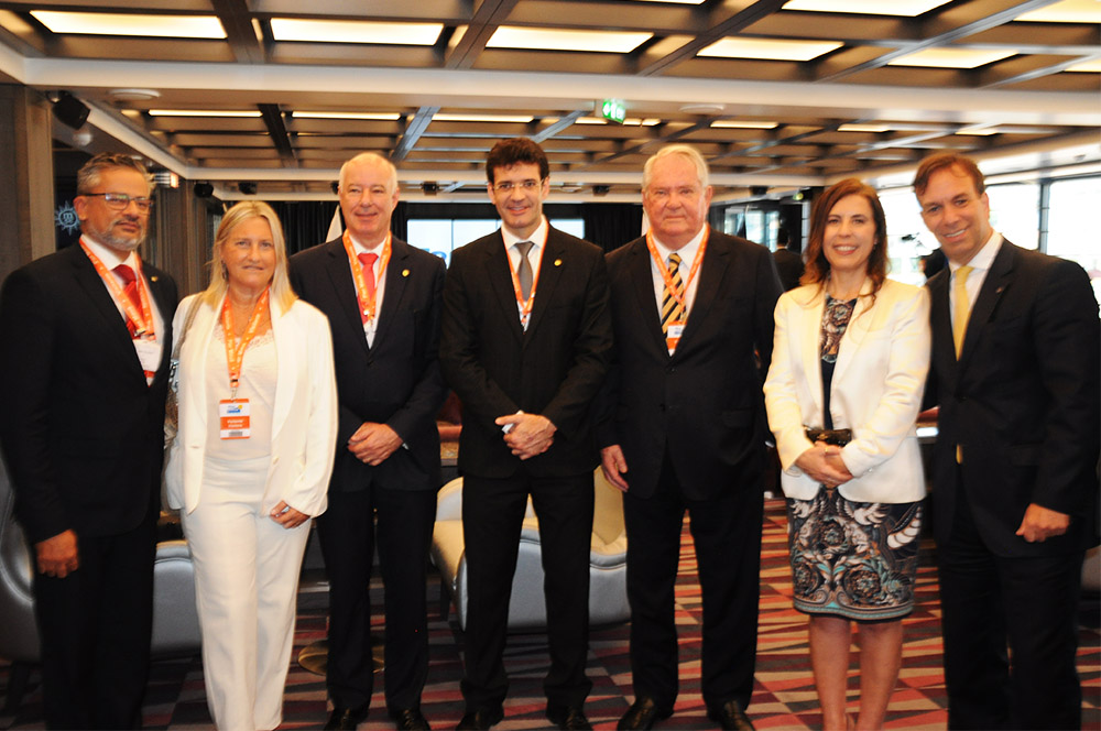 Bob Santos, do MTur, Rosa Masgrau, do M&E, Herculano Passos, da Frentur, Marcelo Álvaro, futuro ministro do Turismo, Roy Taylor, do M&E, Gisele Lima, da Promo, e Adrian Ursilli, da MSC