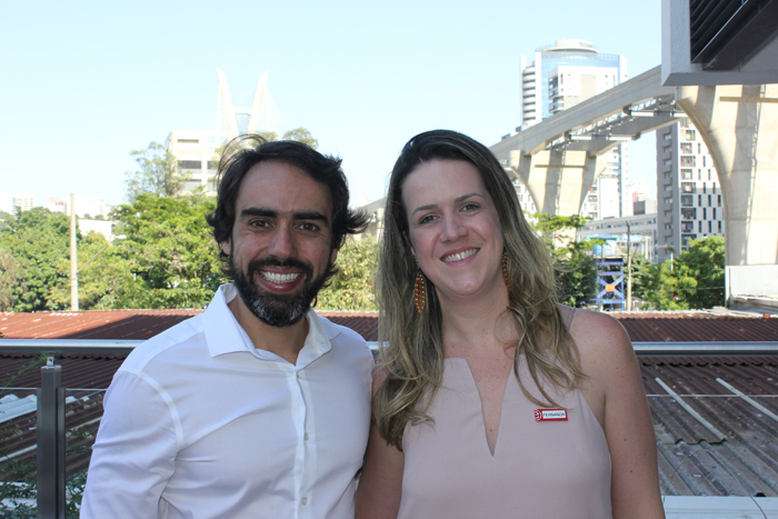 Ramada Encore Berrini aposta em tecnologia e serviços diferenciados 1 Bruno Guimarães, diretor de Vendas da Vert, e Fernanda Schaper, Gerente Geral do hotel