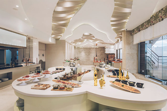 Com hotel exclusivo, Iberostar muda de patamar do segmento Star Prestige 3 Buffet do restaurante La Barca