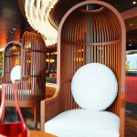 Cadeiras decorativas para relaxar no restaurante especializado em culinária asiática
