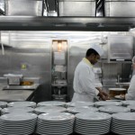 Cerca de 200 funcionários trabalham diariamente na cozinha