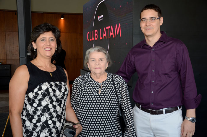Cristina Viriato e Sandra Wirtzbiki, da TurisForma, e Diego Conrado, da Latam Airlines Cristina Viriato e Sandra Wirtzbiki, da TurisForma, e Diego Conrado, da Latam Airlines