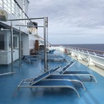 Depois de relaxar no Spa, hóspedes podem aproveitar o sol no navio