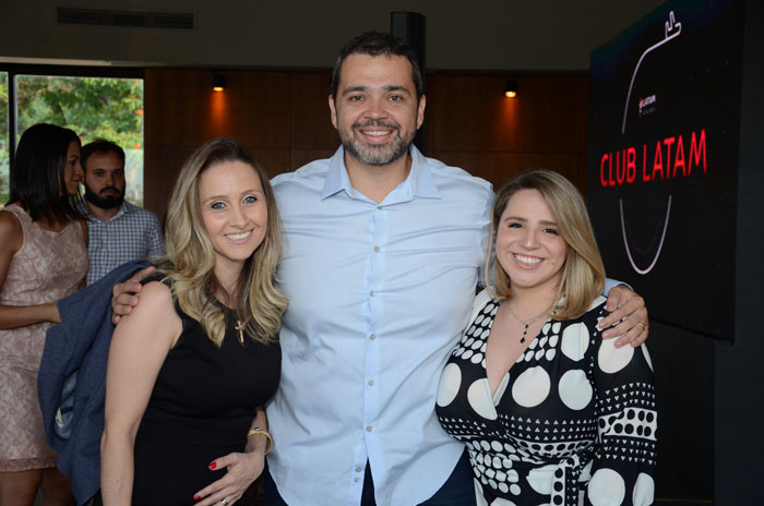 Edmilson Romão, da Lequite Viagens, entre Fabiane Batista e Marina Domingues, da Latam Airlines Edmilson Romão, da Lequite Viagens, entre Fabiane Batista e Marina Domingues, da Latam Airlines