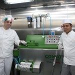 Emanuele Farace e Eduardo Calaycay trabalham na produção de muçarela