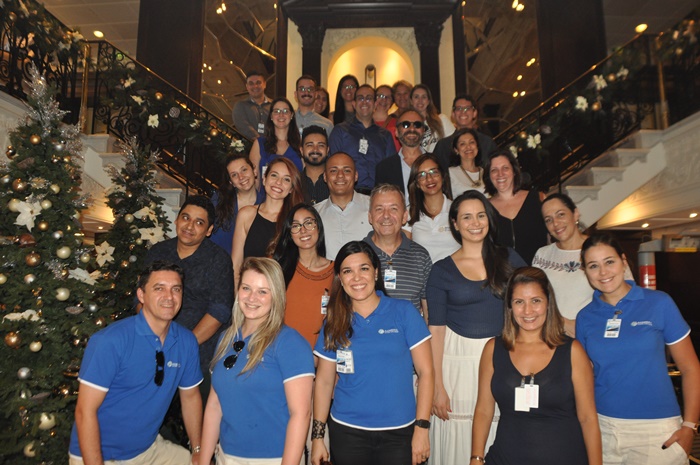 Azamara Pursuit chega ao Brasil e R11 leva agentes para visita técnica; fotos 1 Equipe da R11 e agentes de viagens reunidos