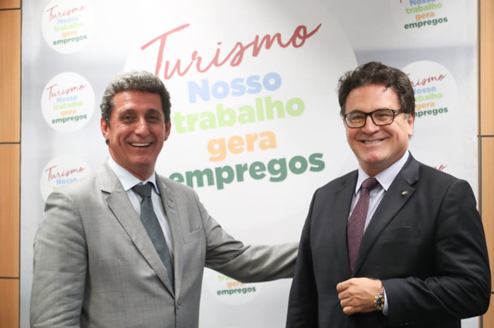 Presidente do Beto Carrero encontra ministros e recebe Ordem de Mérito Infraero Rogério Siqueira, CEO do Beto Carrero World e Vinicius Lummertz, atual Ministro do Turismo