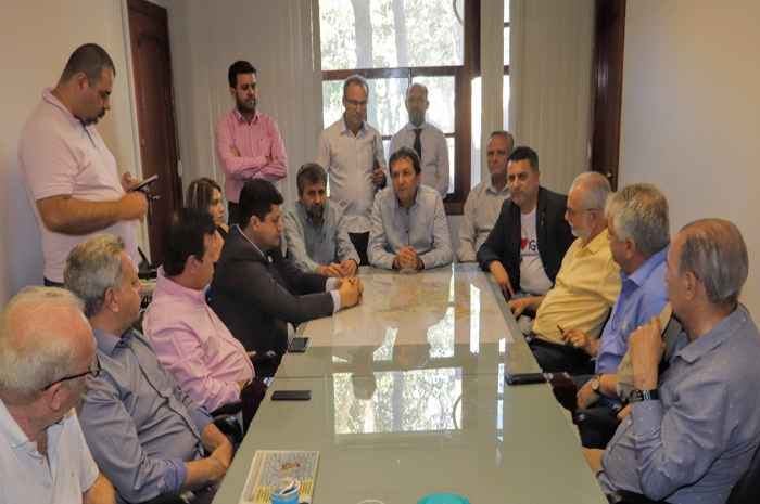 Prefeito assina decreto para impulsionar captação de eventos em Foz do Iguaçu 1 Prefeito e executivos reunidos para assinatura