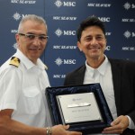 Giuseppe Galano, comandante do MSC Seaview, com Alexandre Latari, delegado da Alfândega do Porto do RIo