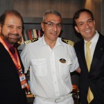 Guilherme Paulus, da GJP, Giuseppe Galano, comandante do Seaview, e Adrian Ursilli, da MSC