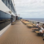 Hóspedes relaxam no navio