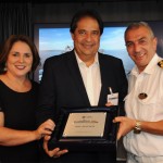 José Alves, secretário de Turismo da Bahia, recebe a placa de Marcia Leite e Giuseppe Galano, da MSC