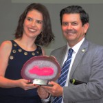 Lizandra Nunes, gerente geral do Novotel Botafogo, recebe o troféu Selo Verde das mãos do futuro secretário de Turismo do RJ, Otávio Leite