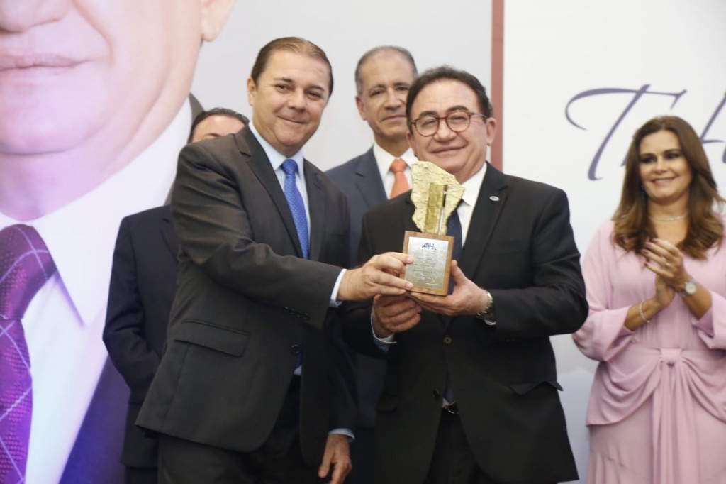 Manoel Linhares, presidente da ABIH Nacional, recebeu o troféu de Personalidade Turística do Ano