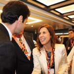 Marcelo Álvaro, ministro do Turismo no governo de Jair Bolsonaro, cumprimenta Gisele Lima, diretora da Promo