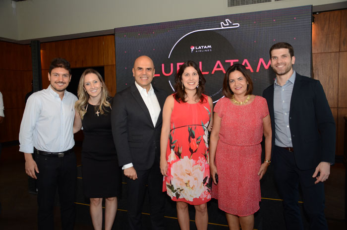 Marcos Café e Daniele de Medeiros, da Latam Airlines, Nelson Oliveira, da CWT, Lais Careche, da Latam, Soely Oliveira, da BCD, e André Sena, da Latam Airlines Marcos Café e Daniele de Medeiros, da Latam Airlines, Nelson Oliveira, da CWT, Lais Careche, da Latam, Soely Oliveira, da BCD, e André Sena, da Latam Airlines