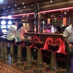 Navio possui um bar para fumantes