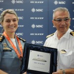 Patrícia Lima, tenente coronel do Batalhão da Polícia Militar do Turista do RJ, com Giuseppe Galano, comandante do MSC Seaview