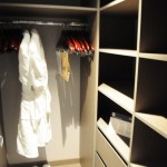 Pequeno closet da suíte com banheira do MSC Seaview