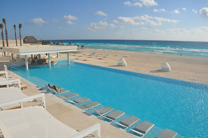 Com hotel exclusivo, Iberostar muda de patamar do segmento Star Prestige 2 Piscina e área da praia em frente à torre Star Prestige