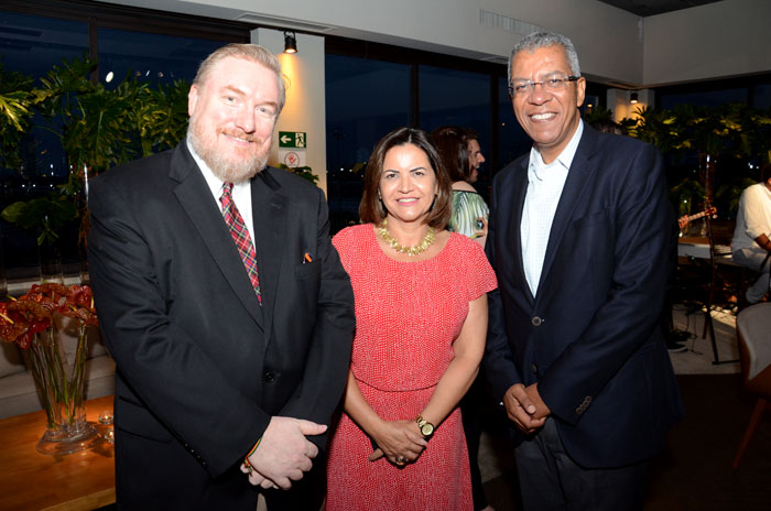 Soely Oliveira e Paul Barry, da BCD Travel , e Reifer de Souza, da Alatur JTB Soely Oliveira e Paul Barry, da BCD Travel , e Reifer de Souza, da Alatur JTB