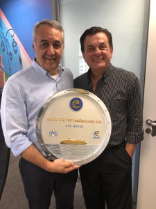 CVC recebe prêmio de maior vendedora da Costa Cruzeiros na América do Sul Sylvio Ferraz e Valter Patriani, com a placa entregue pela Costa Cruzeiros