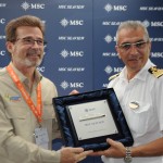 Sérgio Soares, da Cabotagem do RJ, com o comandante do MSC Seaview, Giuseppe Galano